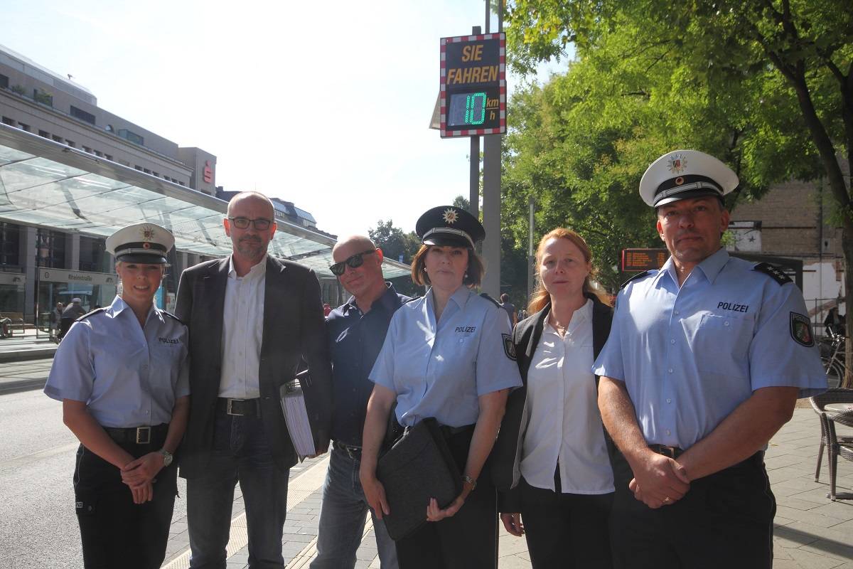 Neue Messanlage am Ostwall vorgestellt / Fußgänger dürfen Schienen nicht queren: Tempo 10 am Ostwall: Bald wird geblitzt!