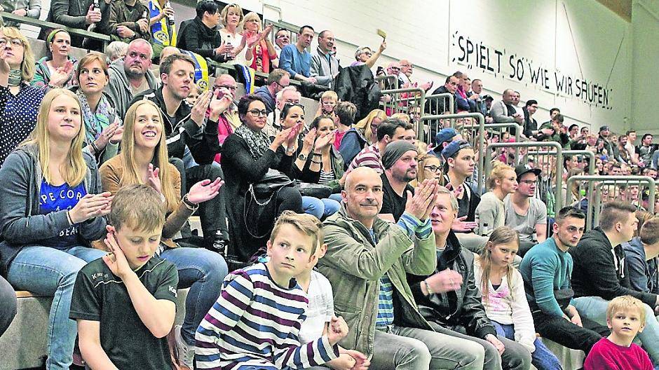Die Zuschauertribüne in der Sporthalle am Schulzentrum in Rumeln war voll besetzt und die Stimmung auf den Rängen mitunter euphorisch. „Spielt so wie wir saufen“ war allerdings ein fragwürdiger Appell.