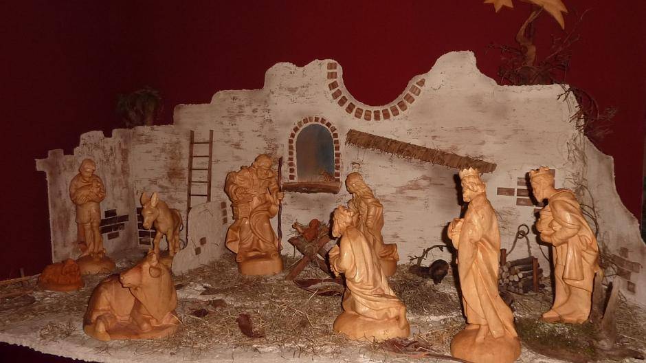 Und jetzt gibt es auch einen Brunnen. So wächst die Krippe langsam weiter.