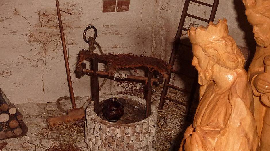 Die Krippe hat schon Besuch von den Heiligen Drei Königen.