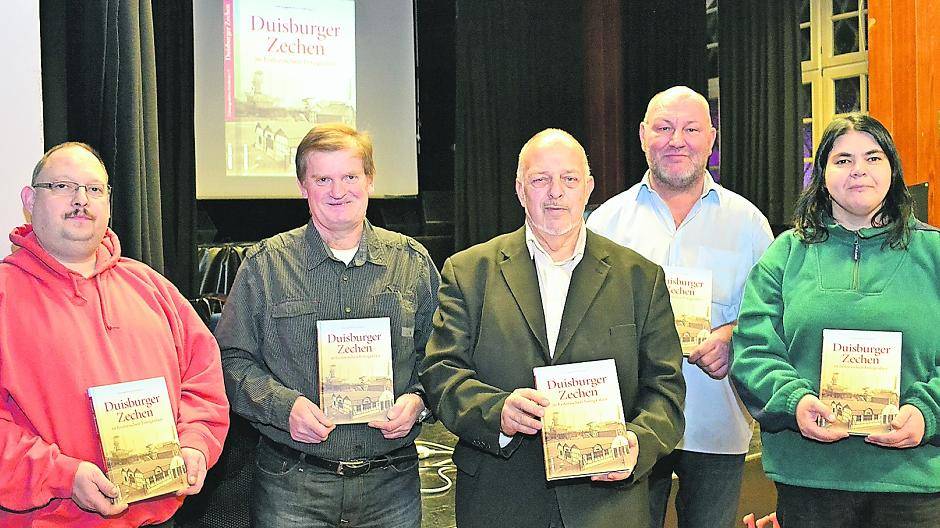  Frank Bocek, Reinhold Stausberg, Harald Molder, André Sommer und Melanie Patten (vl) und viele weitere Helfer, Sammler und Museumsbetreiber haben das neue Buch möglich gemacht. 
