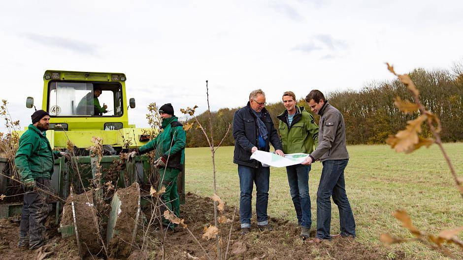 In den Vinner Feldern entsteht ein neuer Wald: Die ENNI pflanzt im Rahmen des Öko-Kontos derzeit rund um ein Moerser Wasserwerk 18.000 Bäume. Vl: Bernd Kamradt (ENNI), Sebastian Henning (Trautmann Service; Bauleitung) und Thomas Finke (Ingenieurbüro Lange), die die Arbeiten begleiten.