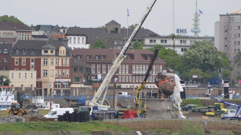 Zur Probe wurde Poseidon heute schon mal ausgewickelt, offiziell enthüllt wird die Skulptur am Freitag.