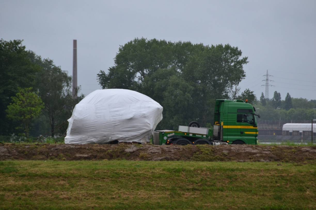  Nicht mit dem Schiff, sondern auf einem Sattelschlepper wurde Poseidon aus der Düsseldorfer Gießerei nach Ruhrort gebracht. Erzählt auch etwas über den Hafen ... 