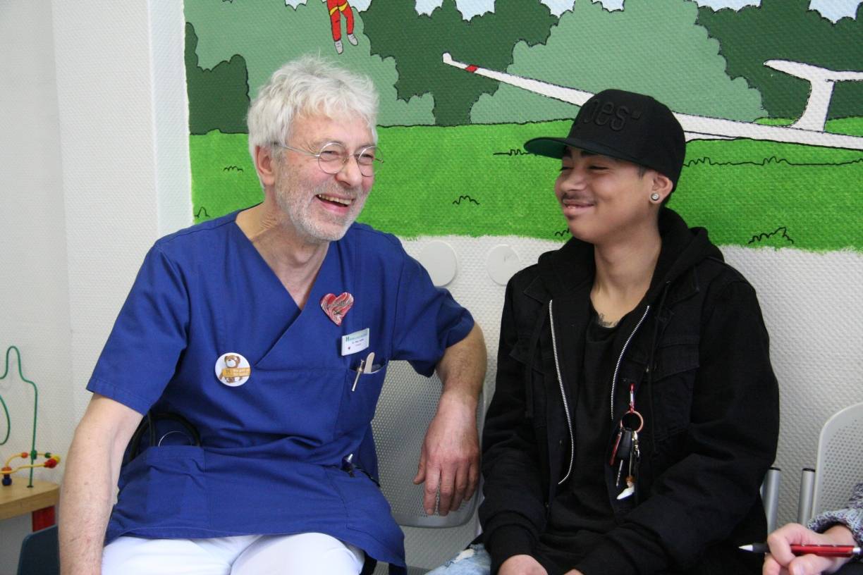  Ein gutes Team: Anthony Bauer und Dr. Peter Seiffert, Chefarzt der Abteilung für Kinder- und Jugendmedizin am HELIOS Klinikum Duisburg. 