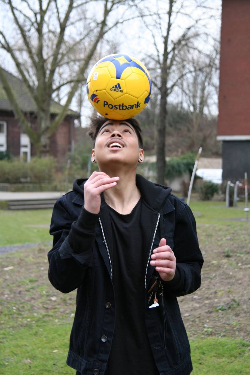 Zwischenzeitlich hätte er sich gewünscht, wie seine Freunde auch, einfach nur unbeschwert Fußball spielen zu dürfen.