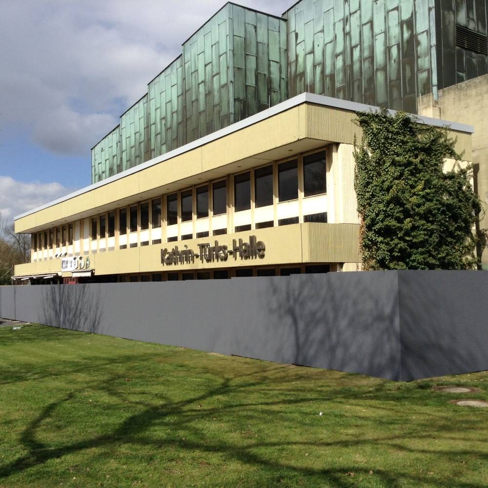 Seit gestern steht die leere Kathrin-Türks-Halle umzäunt in der Dinslakener Innenstadt.