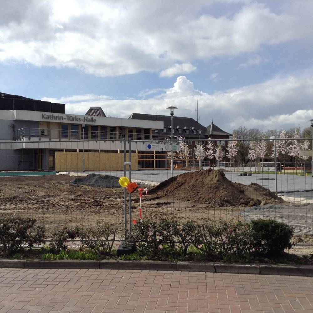 Die Bauarbeiten laufen auf Hochtouren. Der Rasen im neugespalteten Stadtpark hat schon einen grünen Flaum und die Kirschblüte steht in voller Pracht. Am Sonntag ist City-Lauf in Dinslaken.