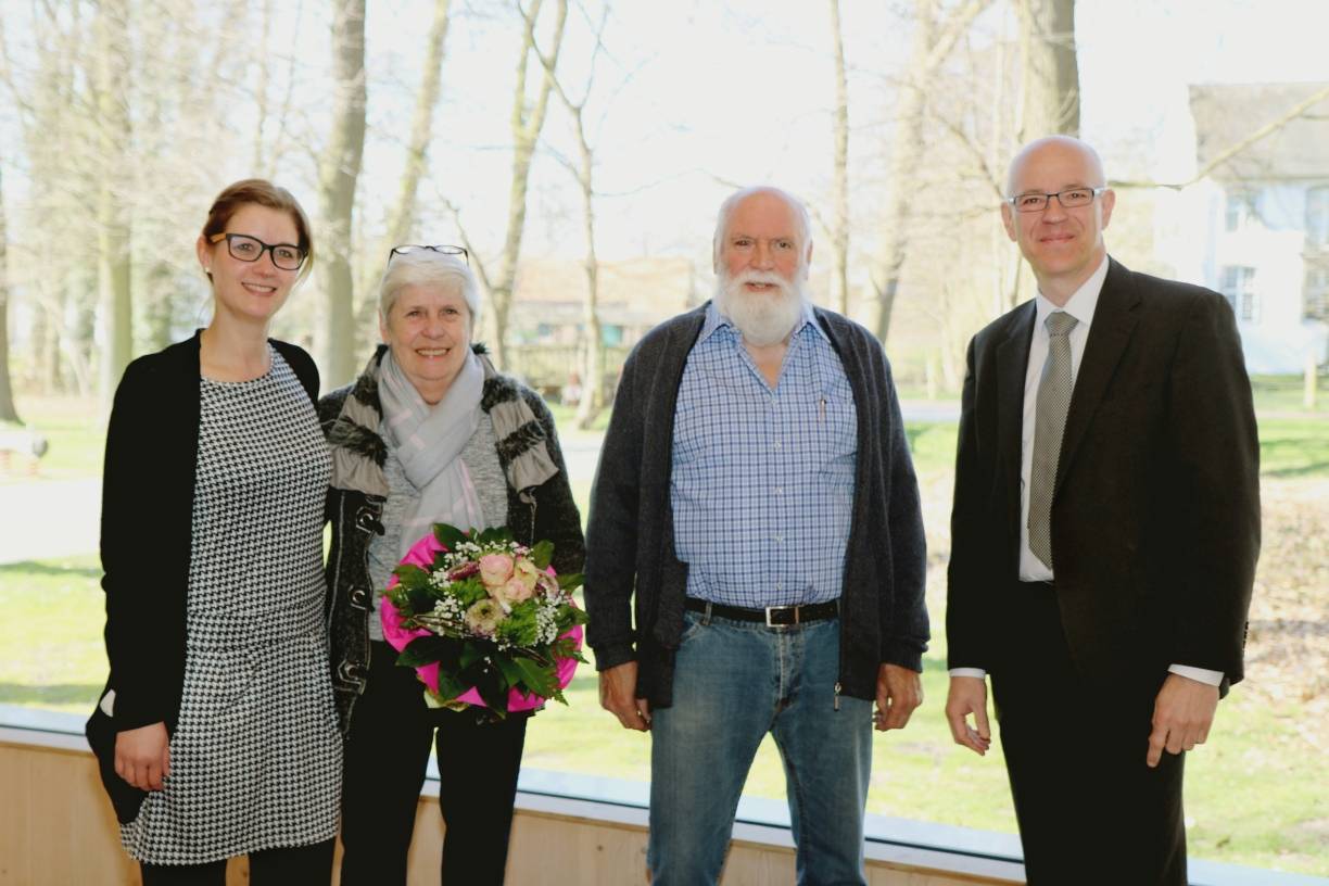  Kreiskulturdezernent Ingo Schabrich (r.) und Anke Wielebski, Leiterin des Niederrheinischen Freilichtmuseums, verabschieden Monika und Dieter Schommer. Sieben Jahre lang betrieb das Ehepaar den kleinen Museumsladen. 
