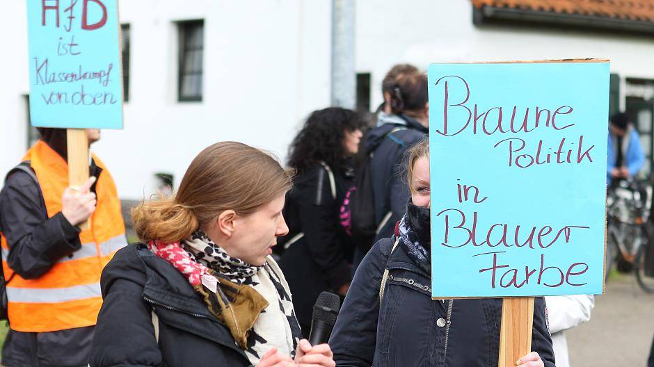 100 Menschen demonstrieren gegen die AfD in Oppum