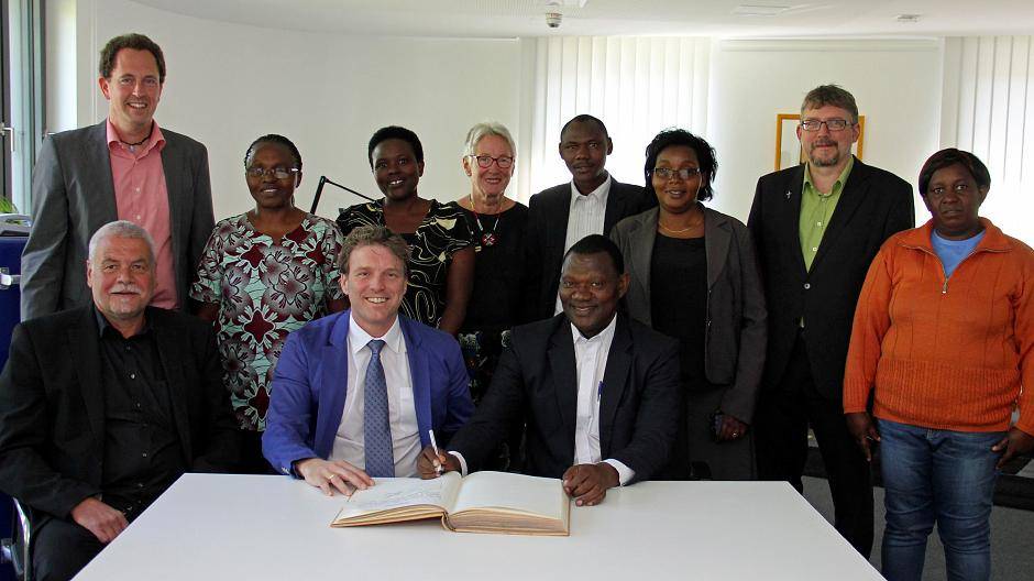  Die Superintendenten der Kirchenkreise Moers und Kigali, Ferdinand Isigkeit (vorne links) und Juvénal Rwamunyana (vorne rechts), besuchten mit weiteren Mitgliedern am Montag, 9. Mai, Bürgermeister Christoph Fleischhauer (Mitte). Sie haben sich in das Gästebuch der Stadt Moers eingetragen. 