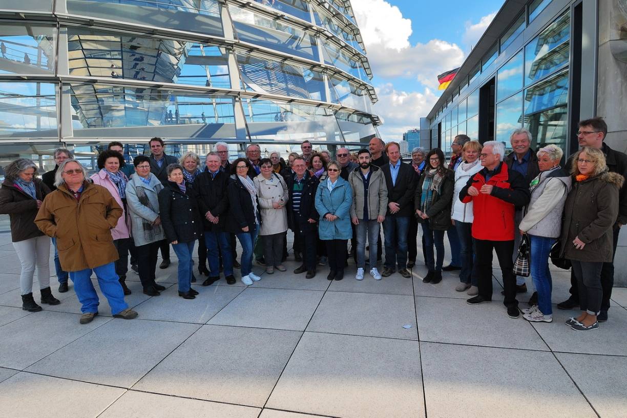  Nach der Besichtigung des Plenarsaals im Reichstag traf sich die Duisburger Reisegruppe, die auf Einladung des Bundestagsabgeordneten Volker Mosblech seit Sonntag in Berlin ist, auf dem Dach des Parlaments. Von hier aus ging es in die gläserne Kuppel. 