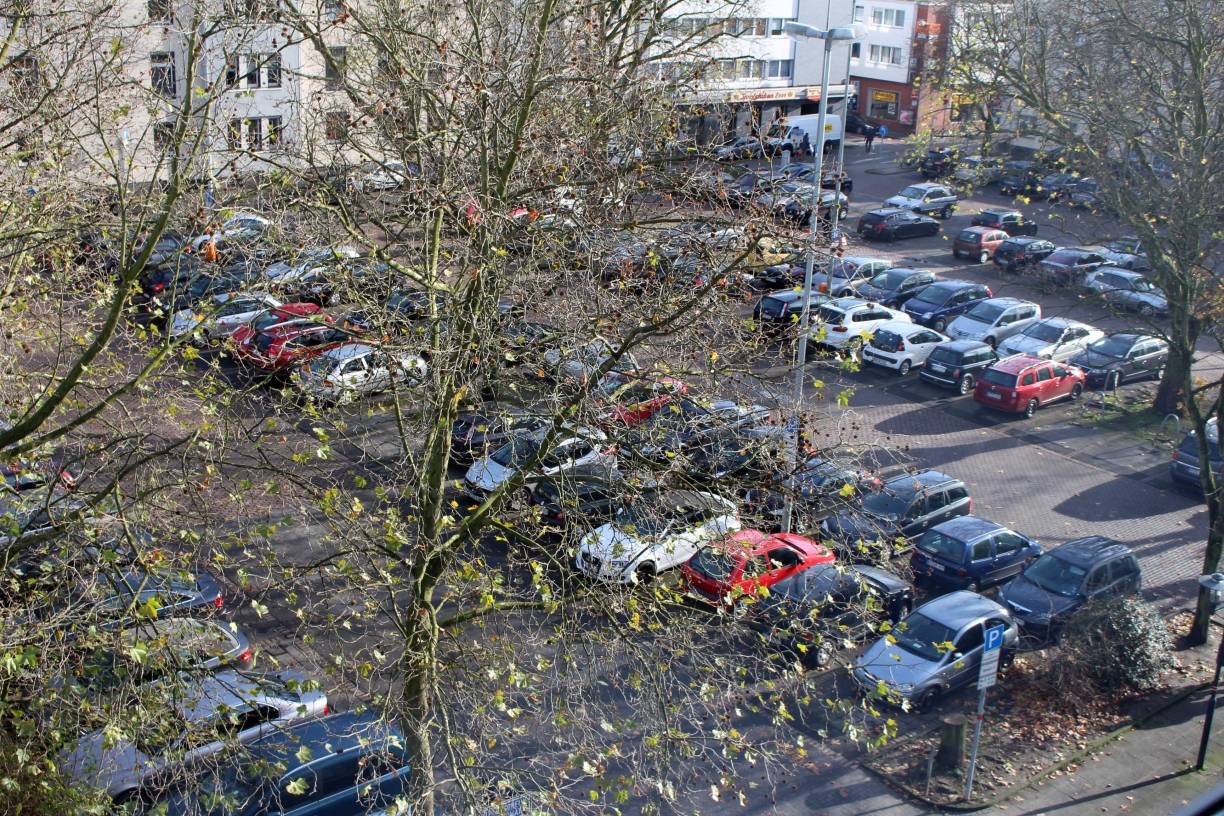 Stehender Verkehr: Baum oder Auto, was soll auf dem Isidor-Hirschfelder-Platz im Herzen der City Vorrang haben? Dies ist eine der Fragen, mit denen sich die Stadtplaner in den nächsten Jahren beschäftigen. Vielleicht kann auch dabei die Bürgerbefragung eine Hilfe sein.