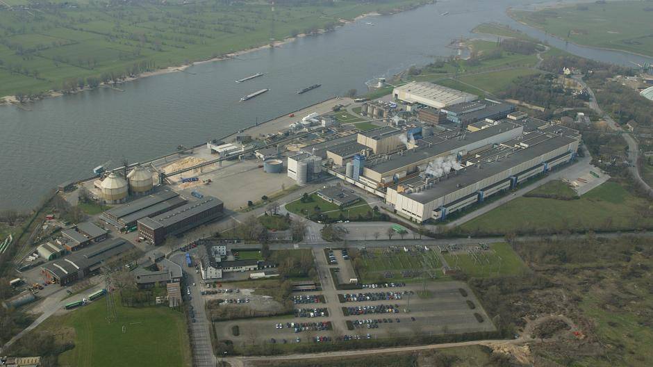 Das Gelände der Walsumer Papierfabrik am Rhein wird Teil des Duisburger Hafens.
