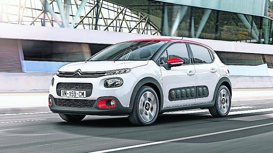  Bereits die Basisversion verfügt dabei so nützliche Dinge wie Verkehrszeichenerkennung und Tempomat. In den höheren Preisstufen kommen Bergfahrassistent, Spurhalteassistent und Toter-Winkel-Warner hinzu. 