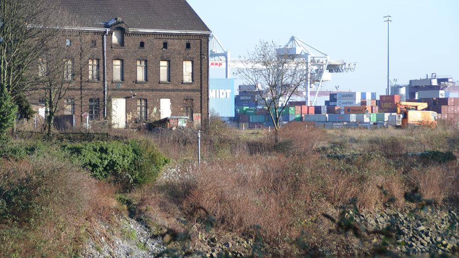 Der Hafen, entstanden aus einem 20 mal 250 Meter großen Becken 1716 in Ruhrort, gehört heute als einziger Binnenhafen zu den Top 100 weltweit. Links im Bild das älteste erhaltene Gebäude des Hafens, das Haniel-Magazin von 1862 im Ruhrorter Werfthafen.