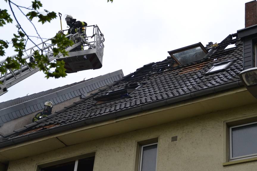  Während die Vorderfront des Hauses relativ unbeschädigt scheint, ist ..... 