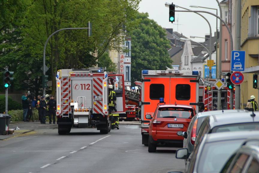 Die Meidericher Straße "Unter den Ulmen" ist seit Einsatzbeginn komplett gesperrt.