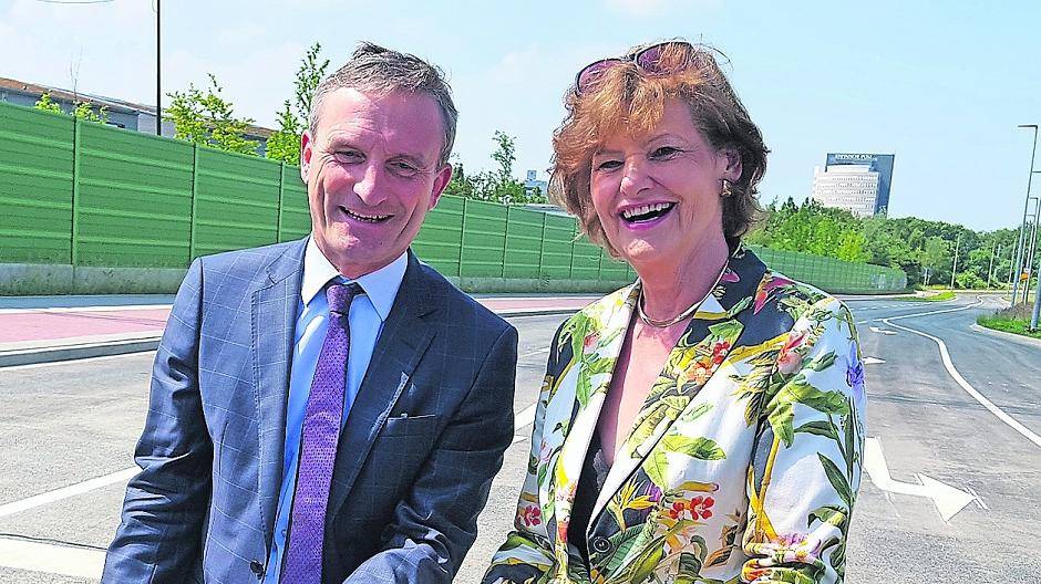  Düsseldorfs Oberbürgermeister Thomas Geisel und Meerbuschs Bürgermeisterin Angelika Mielke-Westerlage zerschneiden das Sperrband: Jetzt ist die Böhlerstraße vollständig freigegeben. 