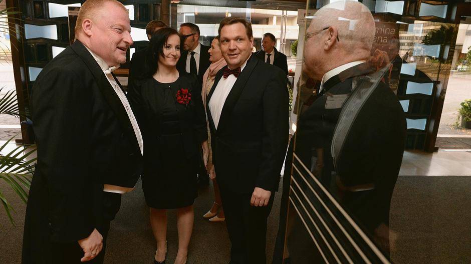 Spitzentreffen im Foyer: die Gastgeber Generalintendant Michael Grosse (l.) und...