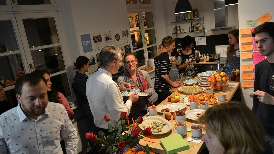 Wie immer bei Partys: Alles tummelt sich in der Küche ...