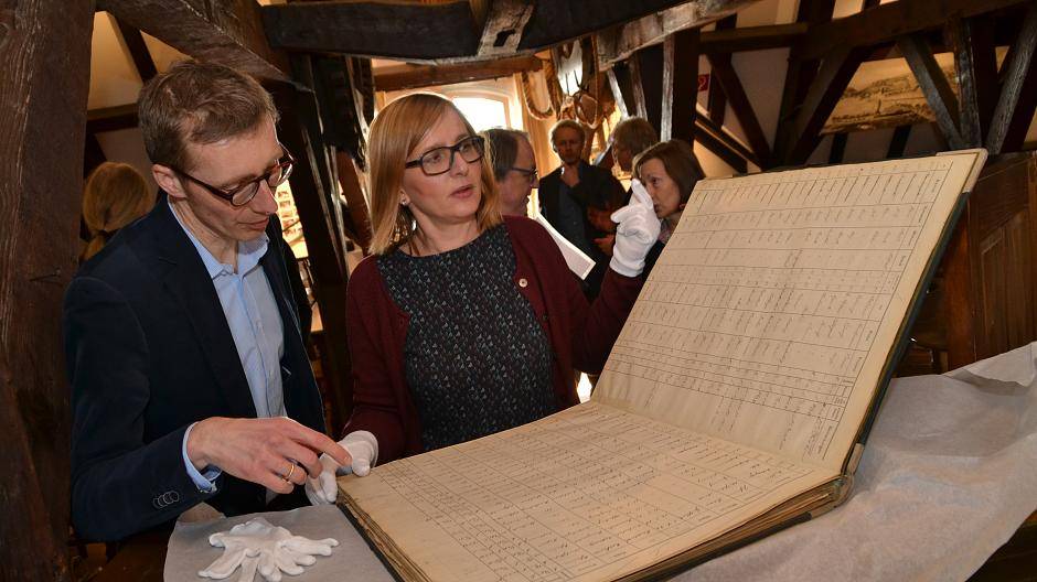 &lt;a href="http://www.stadt-panorama.de/ausgaben/du-nord/ruhrort-war-tats-228-chlich-mal-die-kneipenstadt-aid-1.5807266" target="blank"&gt; Stadtarchivar Dr. Andreas Pilger&lt;/a&gt; und Astrid Dörnemann vom Thyssen-Krupp-Konzernarchiv mit einem Arbeiterstammbuch, Buchstabe K. Am Sonntag können Interessierte, wenn sie die bereitliegenden Schutzhandschuhe anziehen, selbst darin blättern und, wenn sie Sütterlin lesen können, Vorfahren suchen.