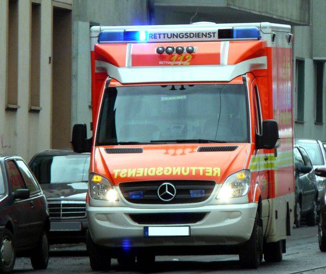 Roller fährt ungebremst auf parkenden LKW auf