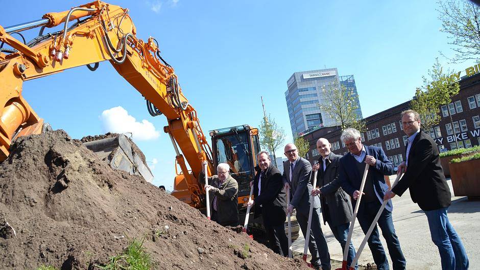 Vorm Bahnhof geht’s los