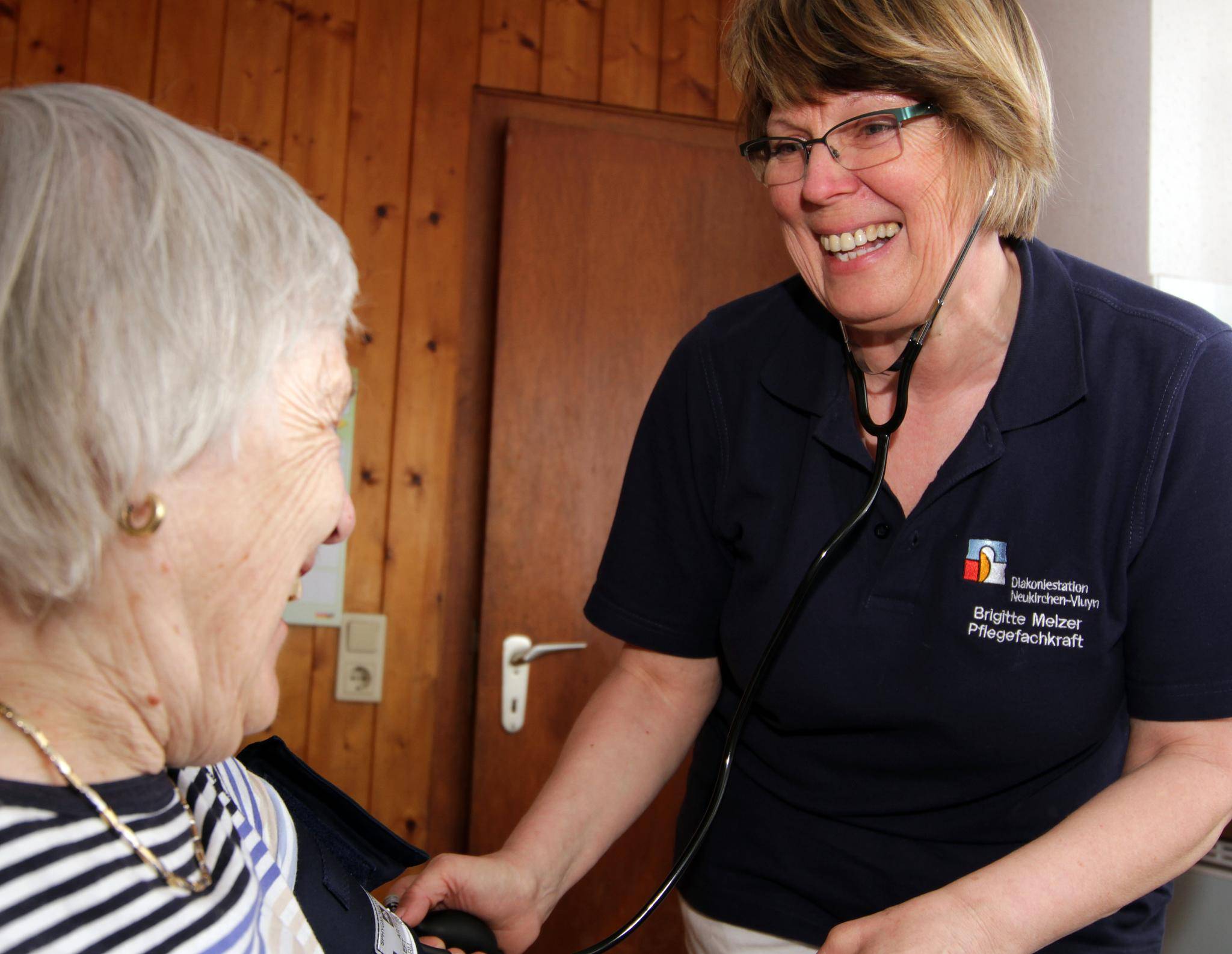 Brigitte Melzer mit ihrer Patientin Marlies Smid (86) aus Schaphuysen.