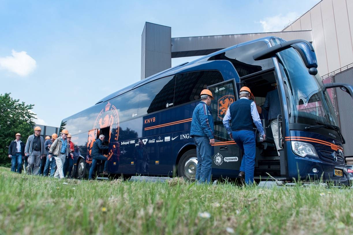  Der Mannschaftsbus des niederländischen Fußball-Verbandes KNVB kann derzeit für sinnvolle Zwecke angemietet werden. 