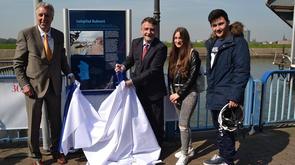  Hafenchef Erich Staake, Minister Michael Groschek und die Aletta-Haniel-Gesamtschüler Vanessa und Taulant, die bei der Radrouteneinweihung beide ein Fahrrad gewonnen haben. 