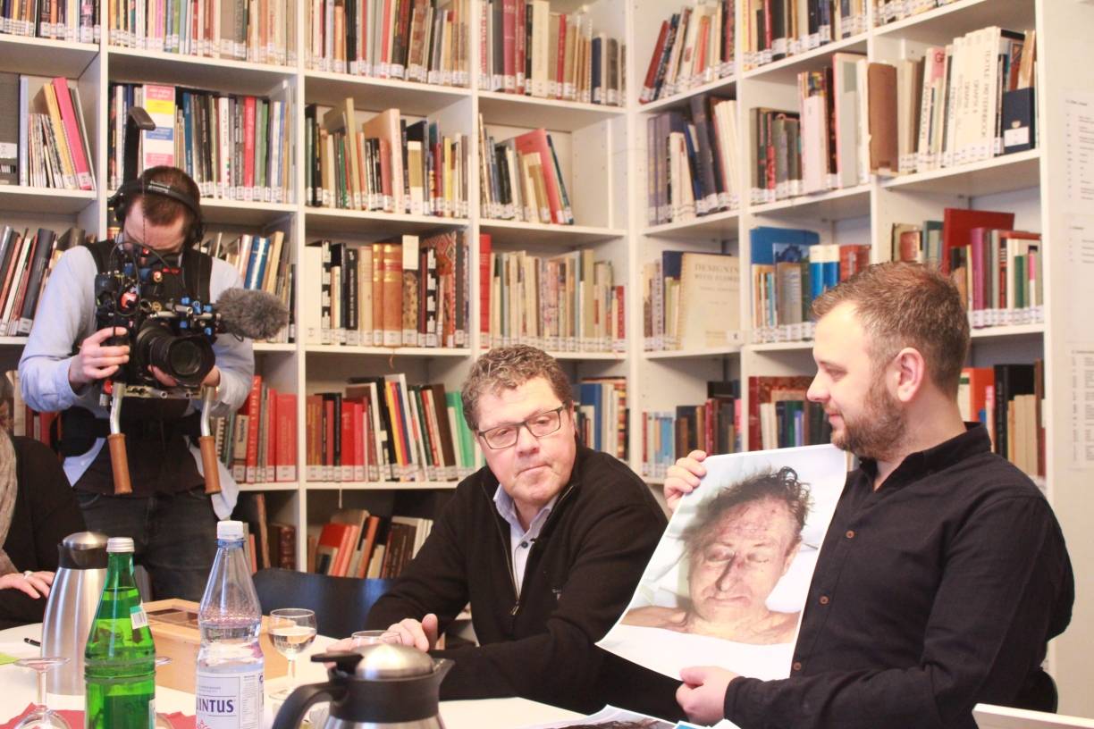  Filmdreh fürs norwegische Fernsehen: Kommissar Asbjörn Hansen (2.v.r.) und der Journalist Espern Storsve (r.) präsentieren im Linner Textilmuseum ein Foto des anonymen Toten.  