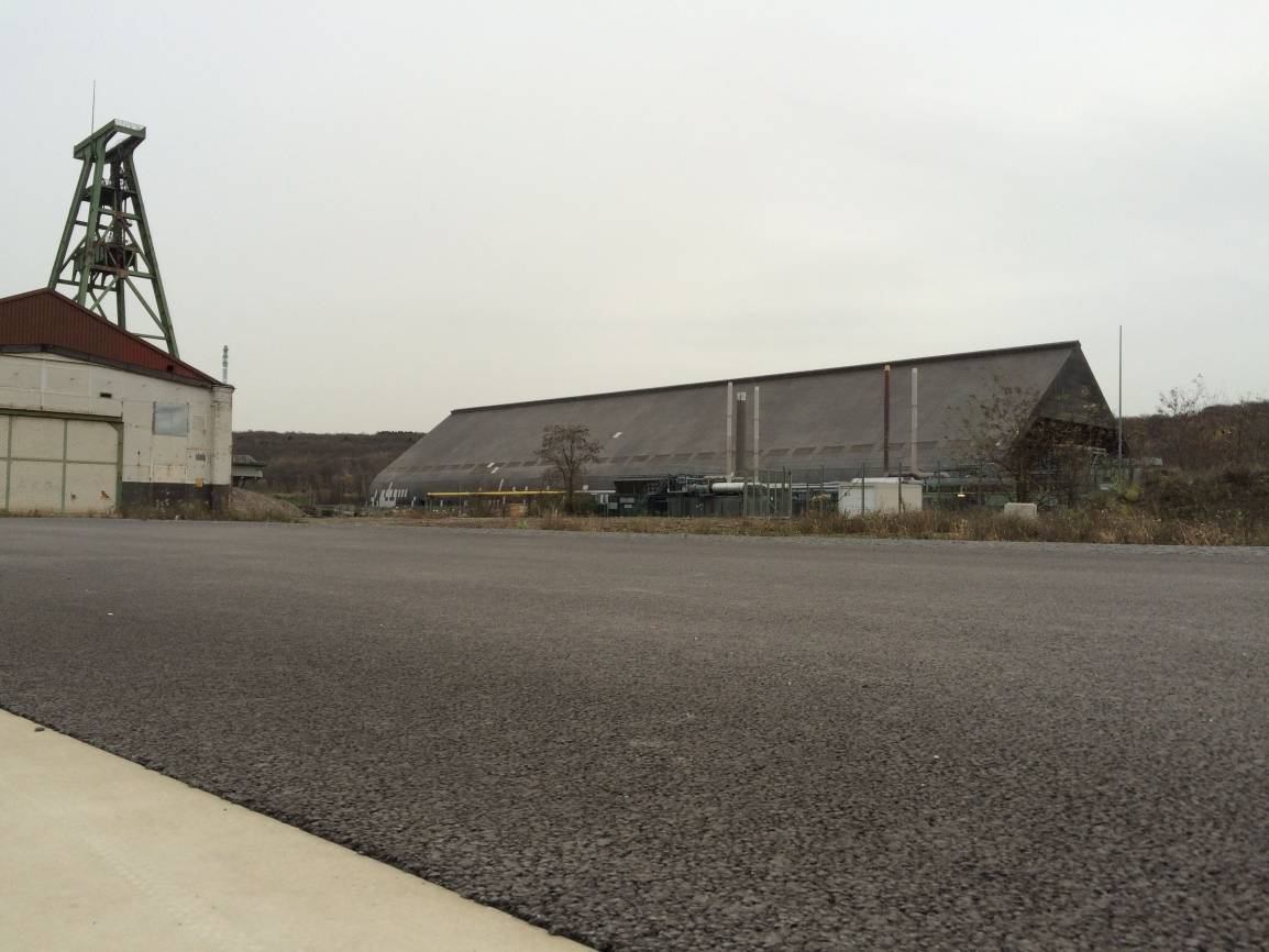 Wie kann man die riesige Kohlenmischhalle auf dem ehemaligen Zechengelände in Lohberg nutzen? Zum Beispiel mit Solarzellen auf dem Dach.