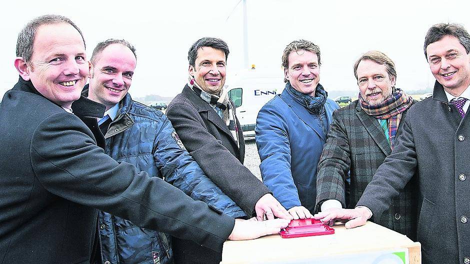  ENNI-Geschäftsführer Stefan Krämer (3. v. li) gemeinsam mit Uwe Bruckschen,Toni Jatkowski, Christoph Fleischhauer, Volker Marschmann und Harald Lenßen (von links) bei der Eröffnung des Windparks Repelen. 