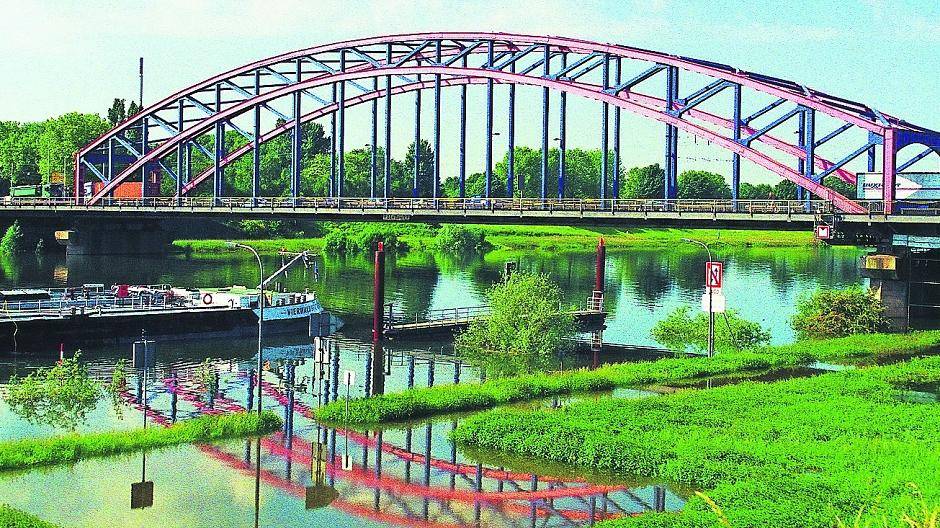  Die Arbeiten zum ersten Bauabschnitt zur Erneuerung des OB-Lehr-Brückenzuges wurden im Herbst letzten Jahres abgeschlossen. Die Erneuerung der Ruhrbrücke und der Hafenkanalbrücke erfolgt in einem zweiten Bauabschnitt: Bis dahin geht es einspurig über die Brücke. 