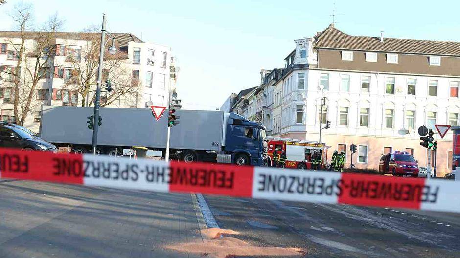 Bilder: Pkw kollidiert mit Lkw, Diesel läuft aus