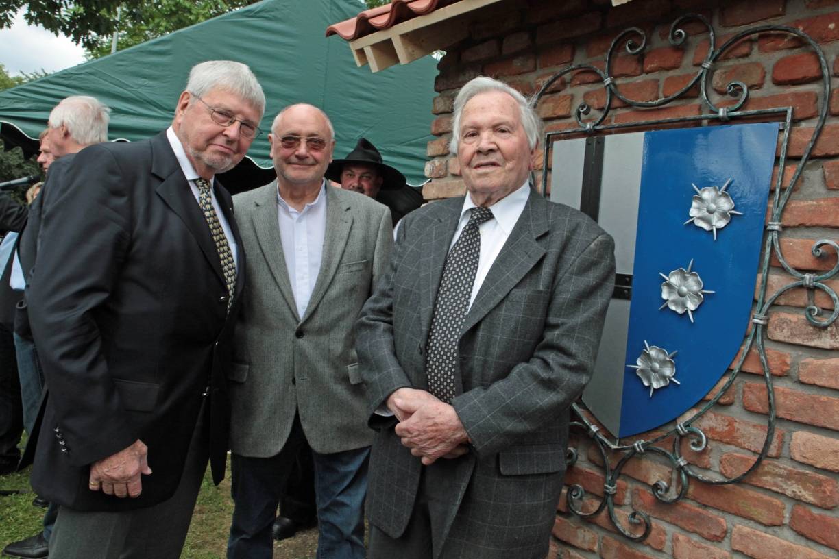  Hans Tönnissen (rechts), Heinz Billen (mitte) und Helmut Wegner nach der Enthüllung des prächtigen Wappens. 