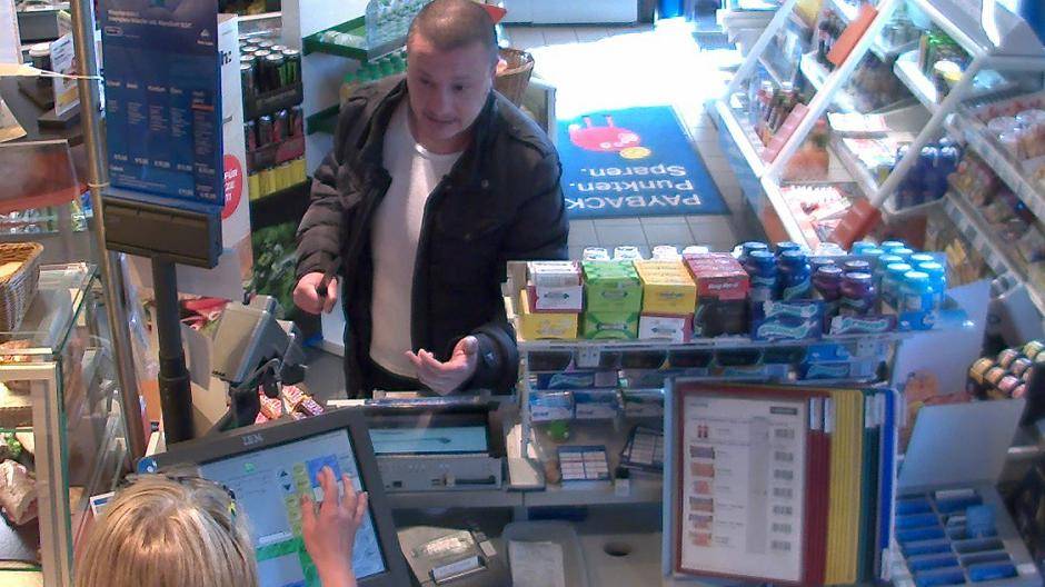 Raub auf Tankstelle: Polizei fahndet mit Foto - Zeugen gesucht!