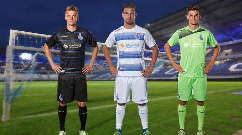  Dan-Patrick Poggenberg, Kevin Wolze und Thomas Blomeyer mit den MSV-Trikots für die kommende Saison. 