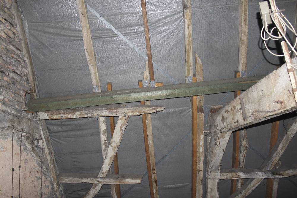 Der Dachstuhl war gebrochen.