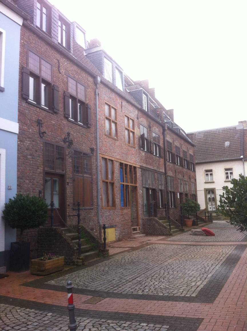 Die einst verputzte Fassade wurde in den ursprünglichen Zustand von 1640 zurückgeführt, so dass die Gebäudereihe nun einheitlich erscheint.