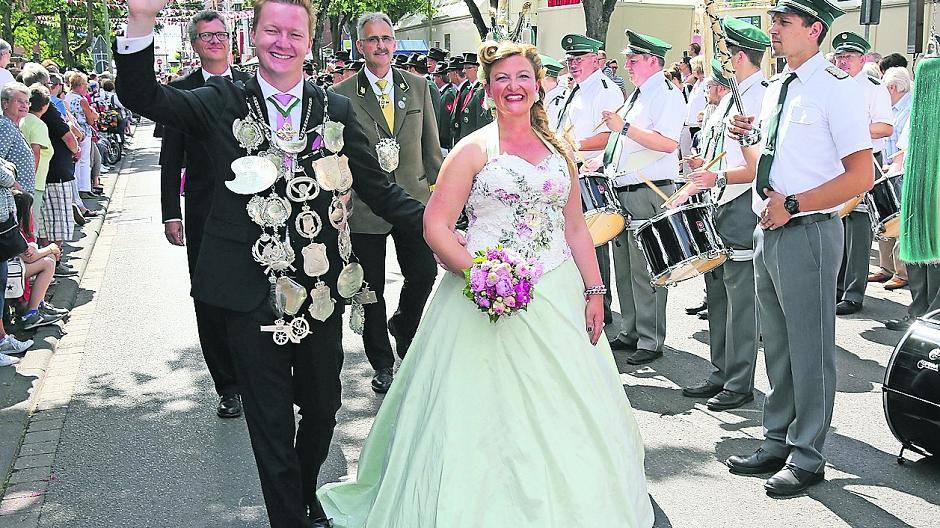 Tschüss: Für Schützenkönig Robert van Vreden und Königin Stefanie endet am kommenden Samstag ein Jahr, das beide nicht vergessen werden. Denn dann ist Vogelschießen 2018.