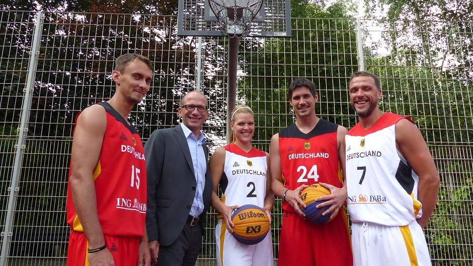 Die Kamp-Lintforter Streetballer Michael Schmak (l.), Tom Illbruck (r.) und Björn Wagner (2.v.r.) sowie Anika Illbruck (Mitte) waren für die Nationalmannschaften beim EM-Quali-Turnier in Amsterdam.