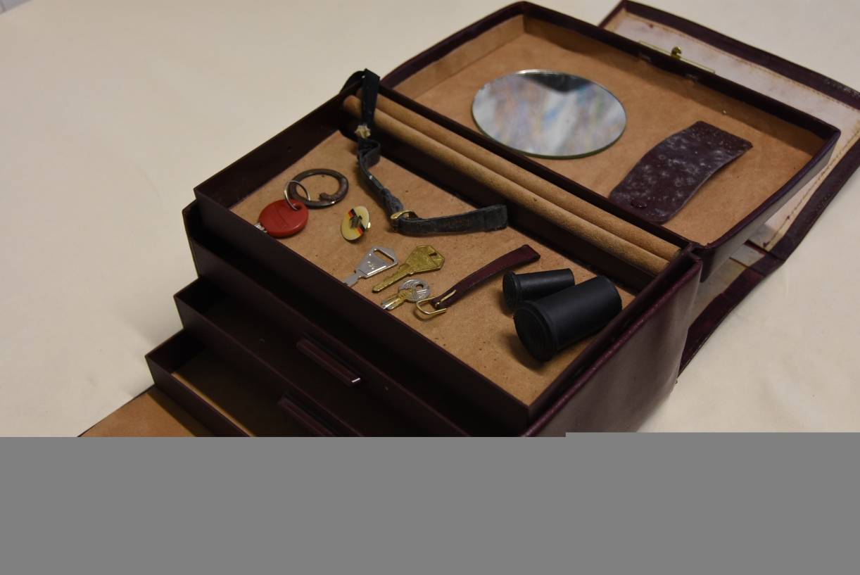 Wem gehört dieses Schmuckkästchen?