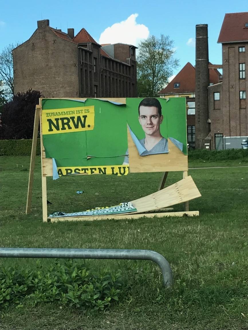 Unbekannte zerstören Großplakate der Grünen