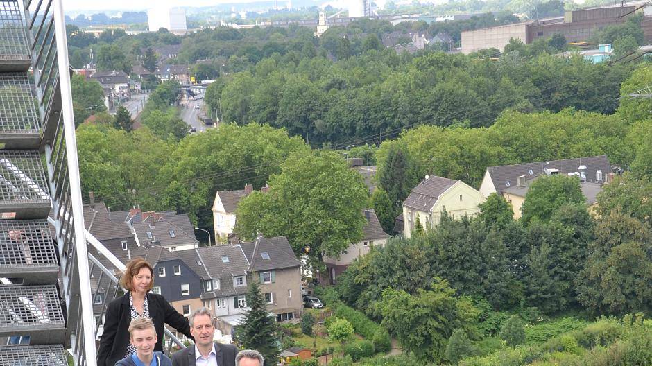 NRW-Wirtschaftsminister Garrelt Duin (3vr) bestieg auch selbst die Achterbahn. Dabei begleiteten ihn unter anderen Oberbürgermeister Sören Link, Frischekontor-Geschäftsführer Peter Joppa sowie Ratsherr Bruno Sagurna.