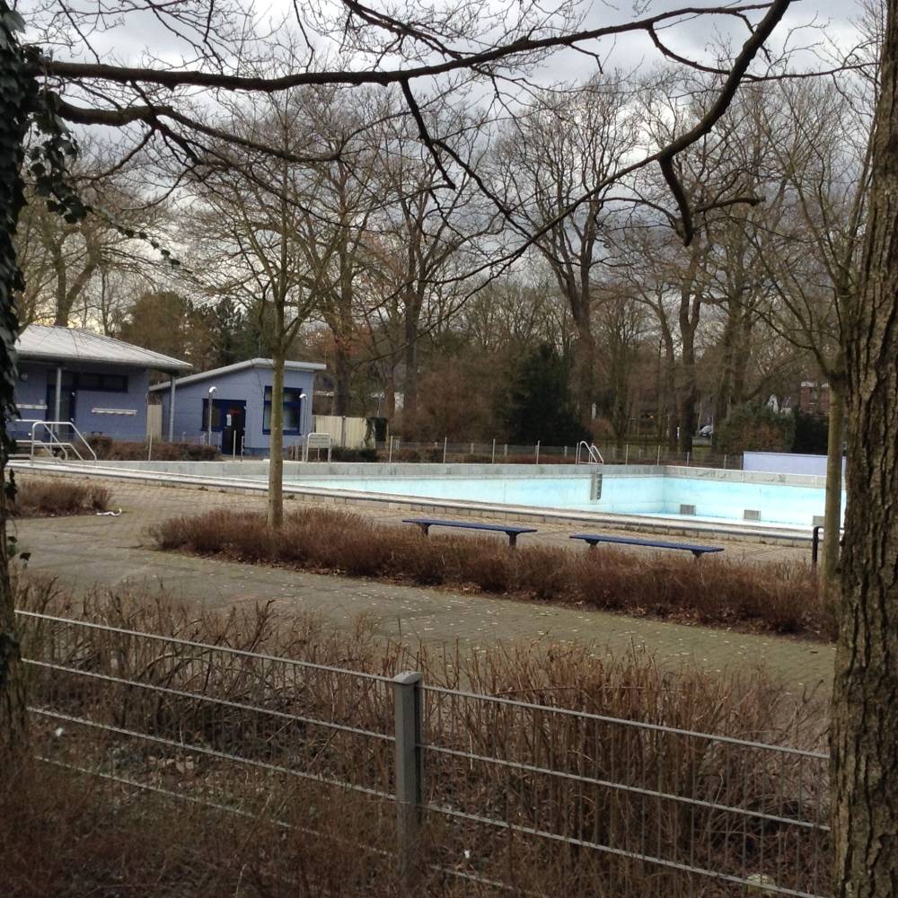 Zum geplanten Saisonstart am kommenden Samstag werden die Toren im Hiesfelder Freibad geschlossen bleiben. Eine kaputte Filteranlage zieht allen Freibadfreunden einen Strich durch die Rechnung.