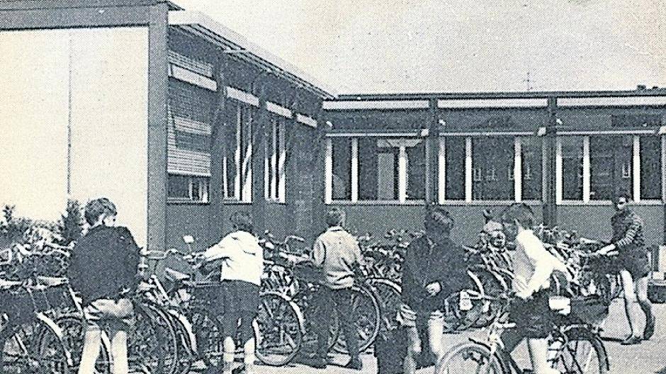  1968 wurden in Osterath die Variellbauten eigens für den gymnasialen Unterricht aufgebaut. 