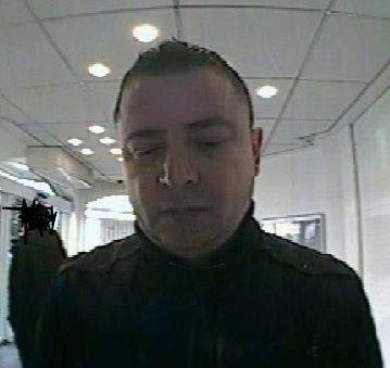  Mit diesem Foto fahndet die Polizei nun nach dem Täter und sucht Zeugen. 