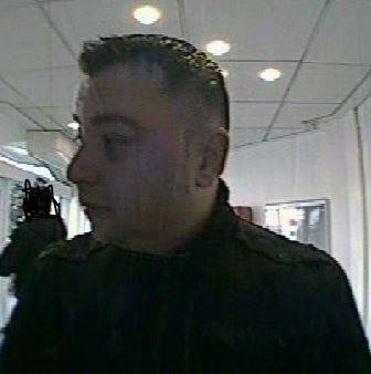 Polizei fahndet nun mit Fotos und sucht Zeugen: Taschendiebstahl: Wer kennt diesen Mann?